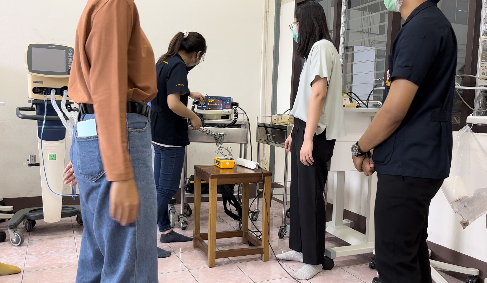4Defibrillator 02