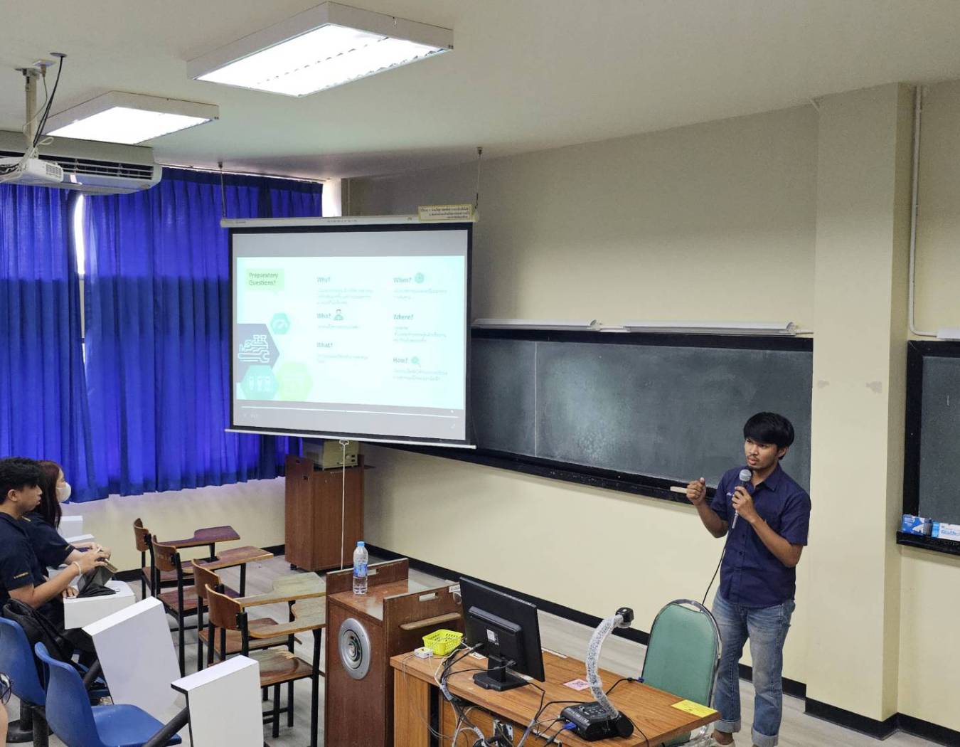 นักศึกษานำเสนอโครงงาน รายวิชา 212-307 PROJECT PREPARATION  ครั้งที่ 1