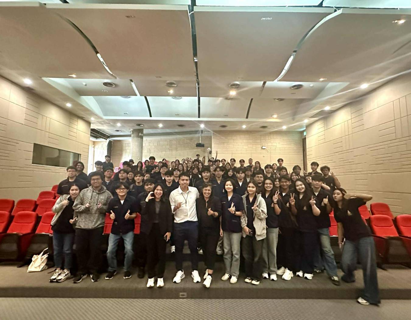 รศ.ดร.ระชา เดชชาญชัยวงศ์ พร้อมบุคลากรและนักศึกษาสาขาวิชาวิศวกรรมเคมี มหาวิทยาลัยสงขลานครินทร์ จำนวน 69 คน ได้เดินทางไปศึกษาดูงานกระบวนการผลิตในสถานประกอบการอุตสาหกรรม ณ จังหวัดระยอง ระหว่างวันที่ 2 – 5 พฤศจิกายน 2568 โดยคณะได้เข้าเยี่ยมชมและศึกษาดูงาน ณ บ