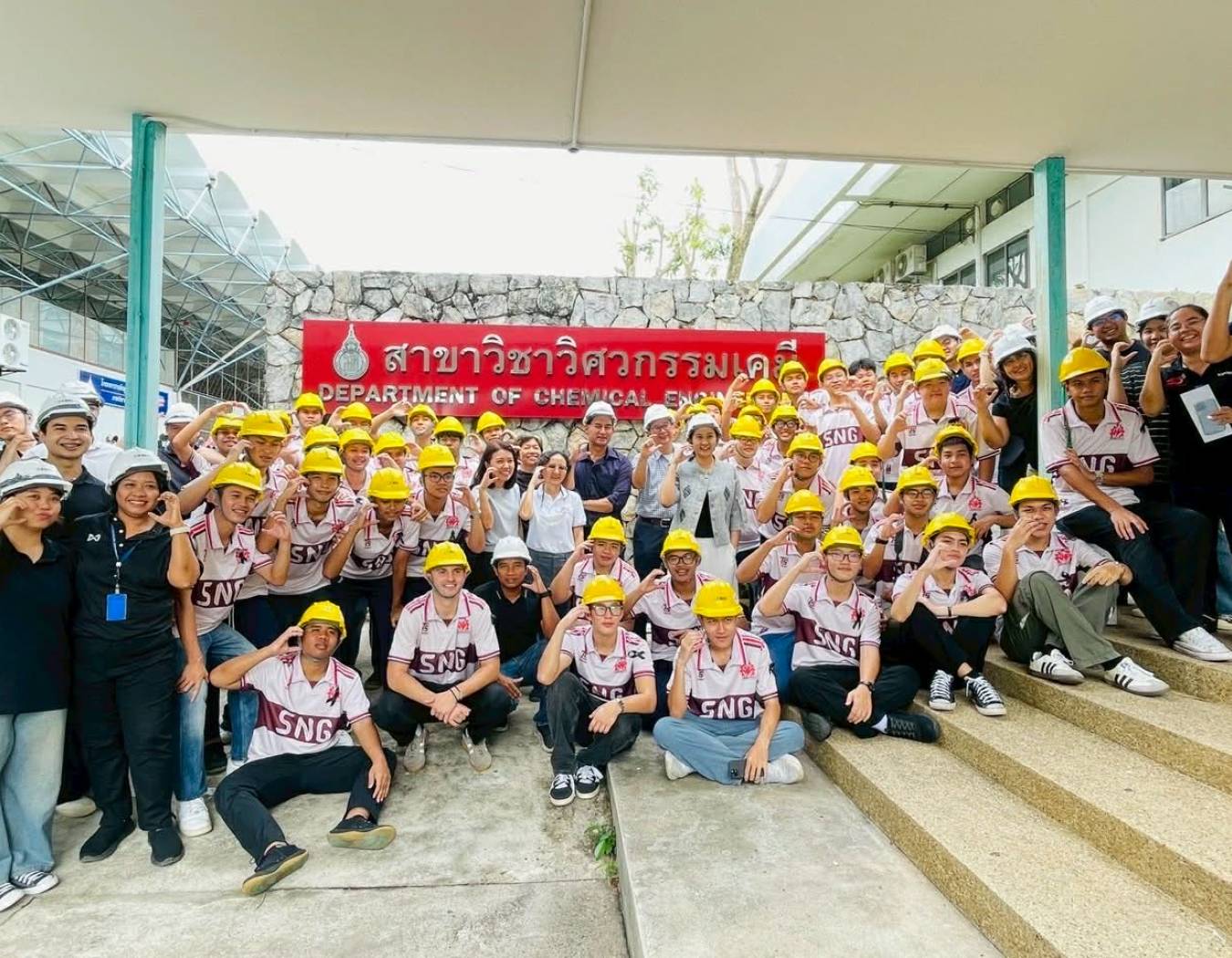 จัดโครงการอบรมเชิงปฏิบัติการหลักสูตร “ยกระดับทักษะทางวิศวกรรมเชิงปฏิบัติการ (Engineering Workshop Skill)” ให้กับนักเรียนระดับชั้นมัธยมศึกษาปีที่ 5 ห้องต้นแบบเตรียมวิศวกรรมศาสตร์ โรงเรียนแสงทองวิทยา จำนวน 49 คน เมื่อวันที่ 17 พฤศจิกายน 2568 ณ ห้องปฏิบัติกา