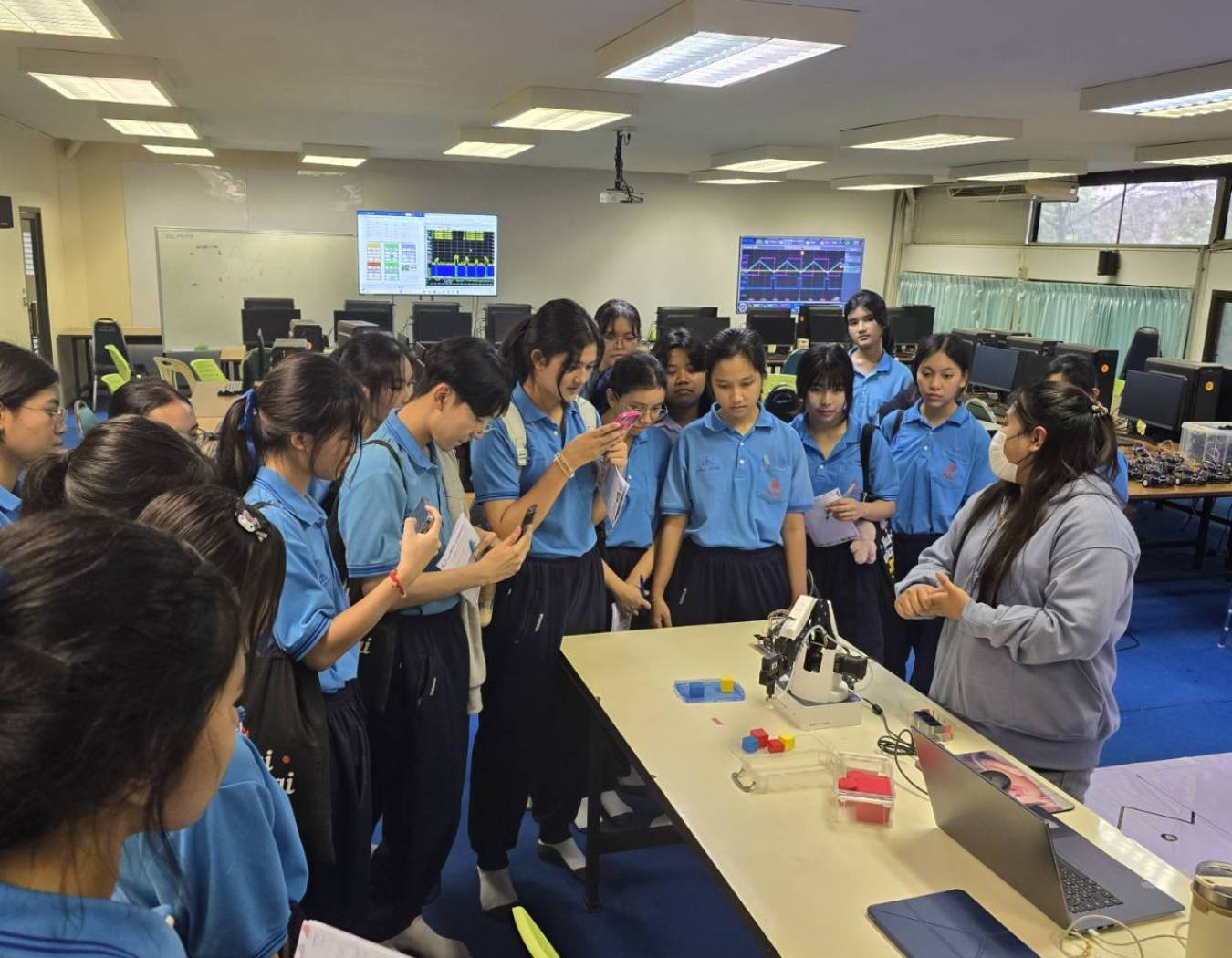 นักเรียนโรงเรียนหาดใหญ่วิทยาลัย เข้าเยี่ยมชมสาขาวิชาวิศวกรรมไฟฟ้าและชีวการแพทย์